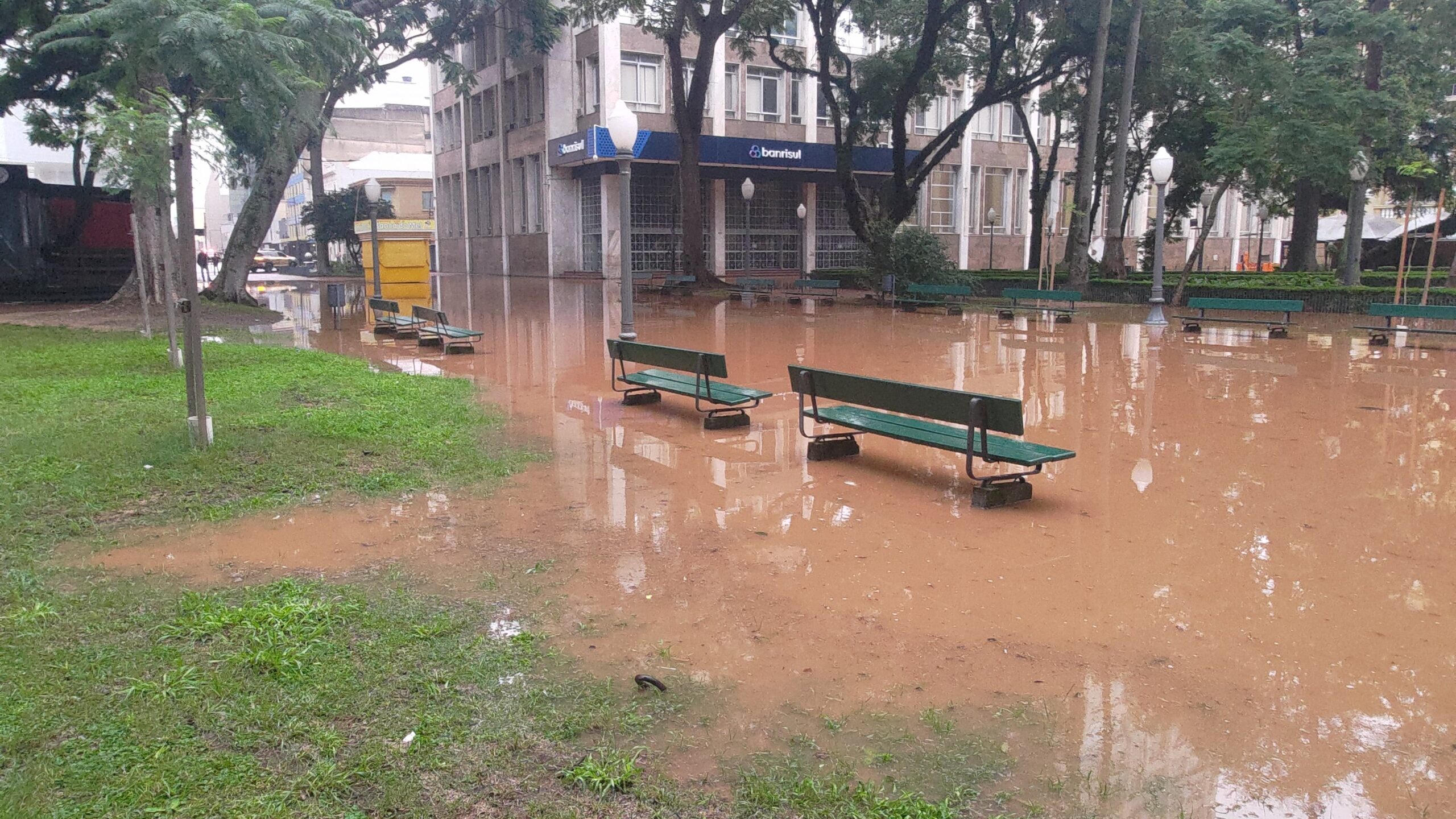 Bancos divulgam medidas para apoio a funcionários atingidos pelas chuvas