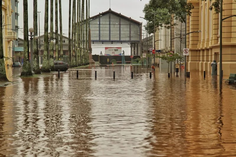 Pessoas atingidas pelas enchentes em Porto Alegre podem ter direito à indenização