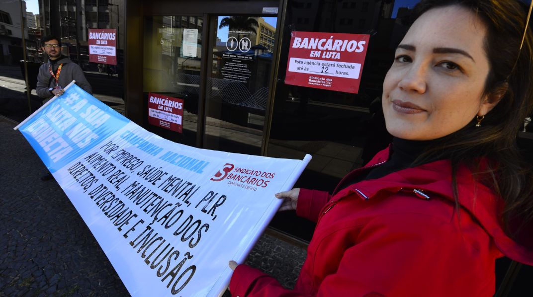 Bancários se manifestam nas ruas e vão às redes nesta terça (27)