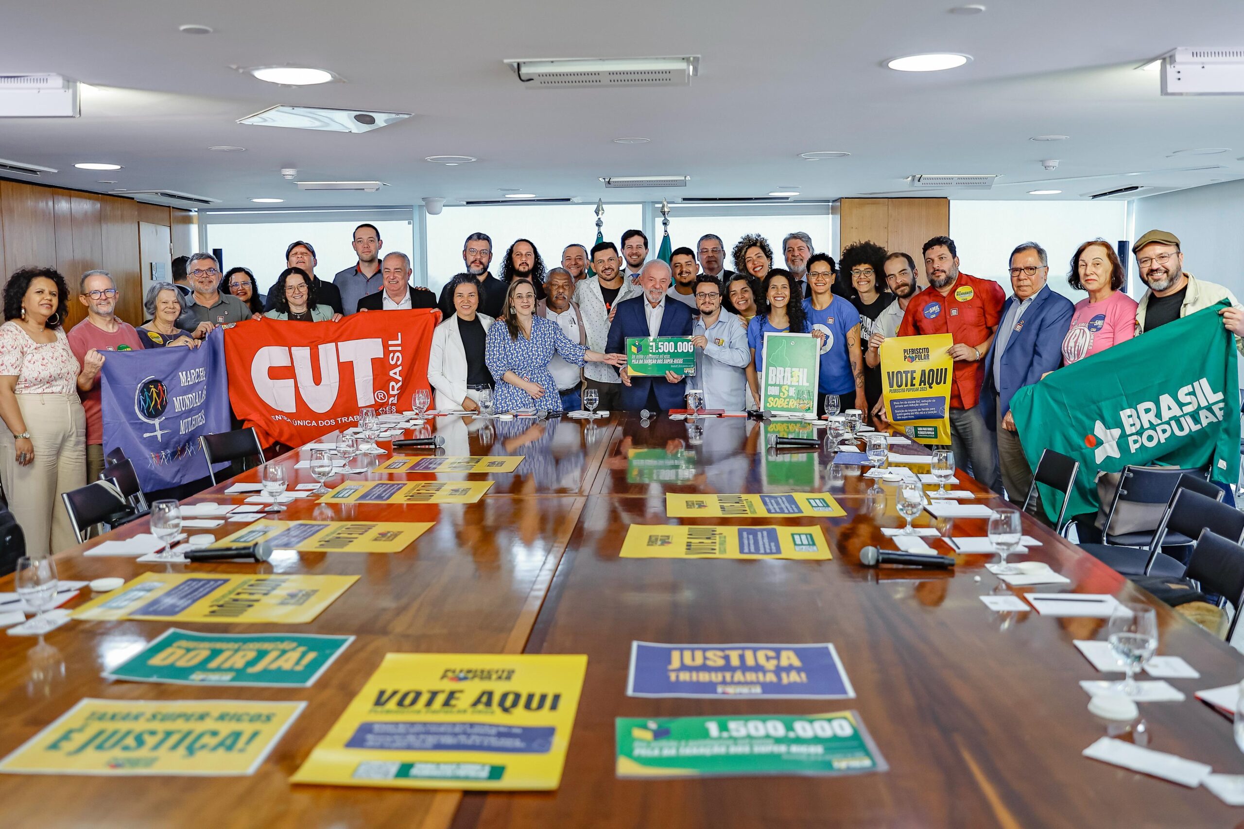 Plebiscito Popular 2025 é entregue ao presidente Lula com apoio massivo à isenção do IR e ao fim da escala 6×1