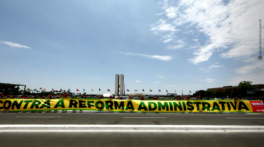Servidores de todo o país protestam no DF contra a reforma administrativa em curso no Congresso